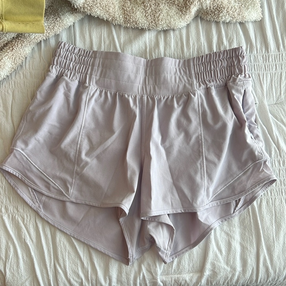 Lululemon Hotty hot 2.5” shorts lavender dew size 4